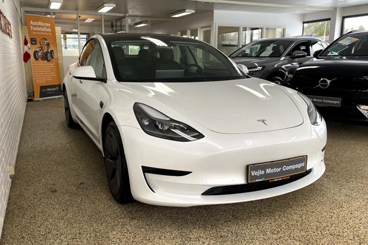 Hvid Tesla Model 3 fra 2021