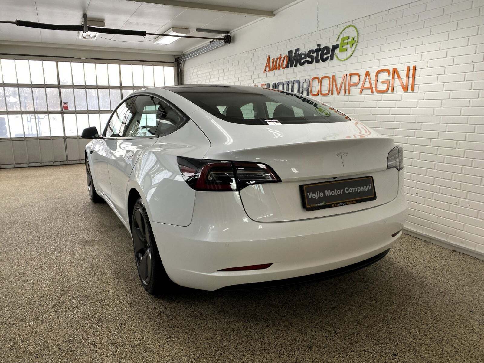 Hvid Tesla Model 3 fra 2021