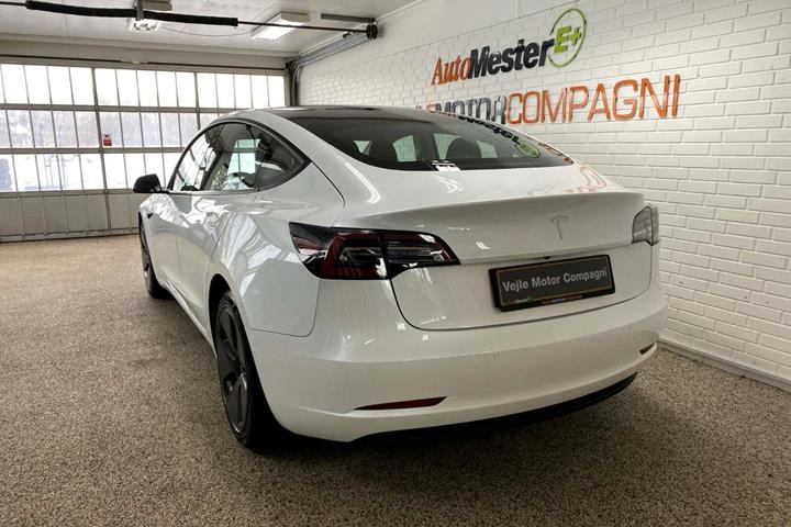 Hvid Tesla Model 3 fra 2021