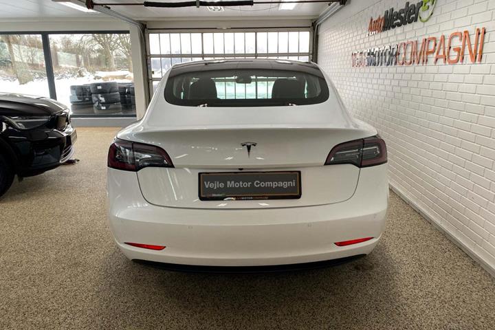 Hvid Tesla Model 3 fra 2021