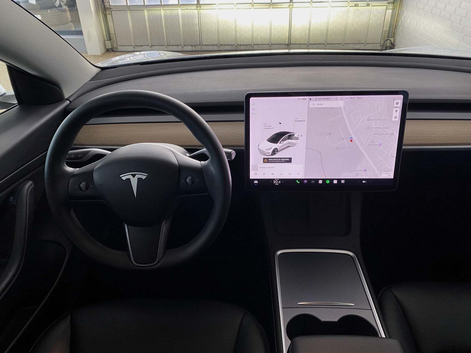 Hvid Tesla Model 3 fra 2021