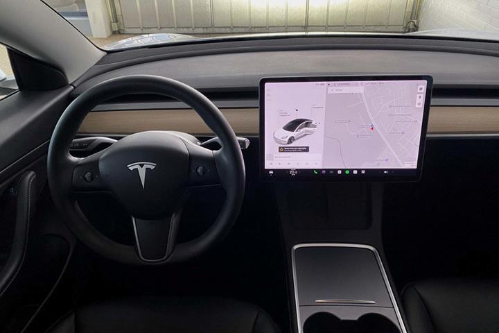 Hvid Tesla Model 3 fra 2021