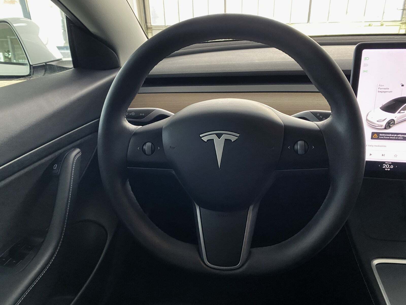 Hvid Tesla Model 3 fra 2021