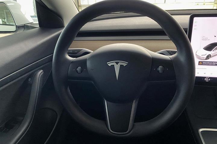 Hvid Tesla Model 3 fra 2021