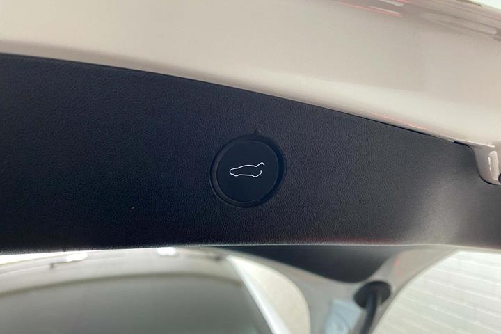 Hvid Tesla Model 3 fra 2021