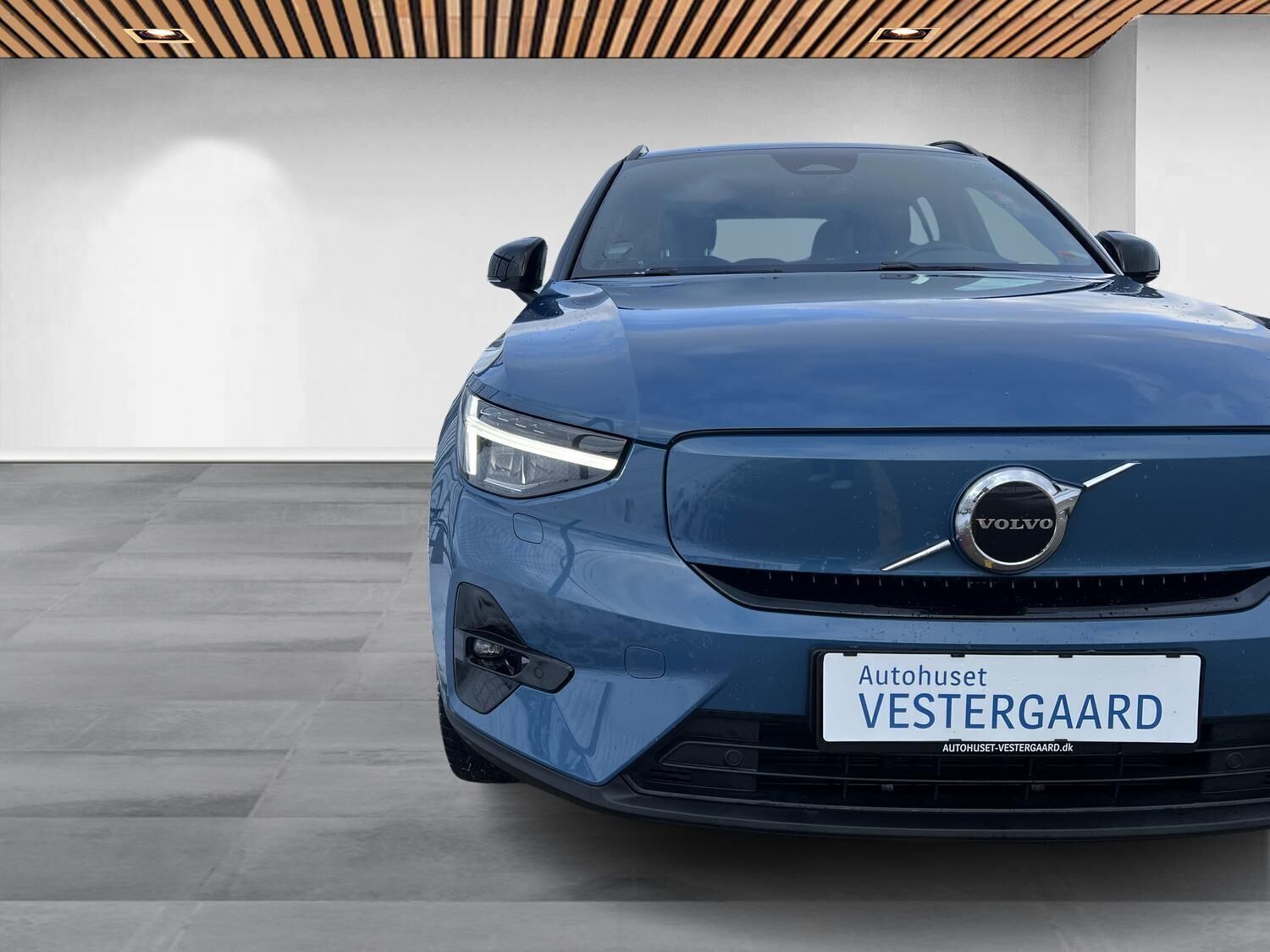 Blå Volvo XC40 fra 2023