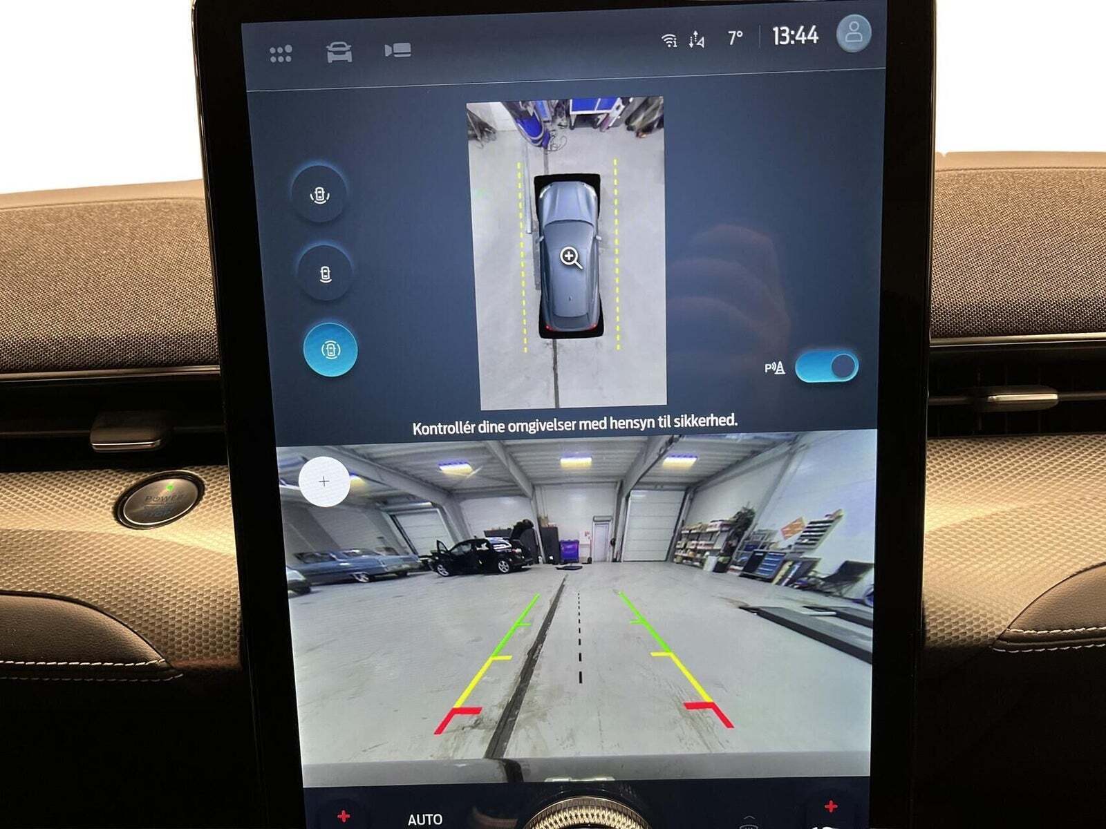 Beige Ford Mustang Mach-E fra 2023