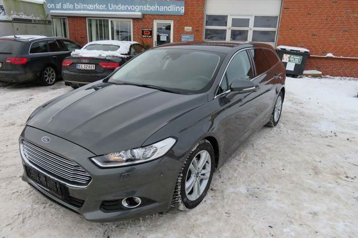 Grå Ford Mondeo fra 2017 set udefra
