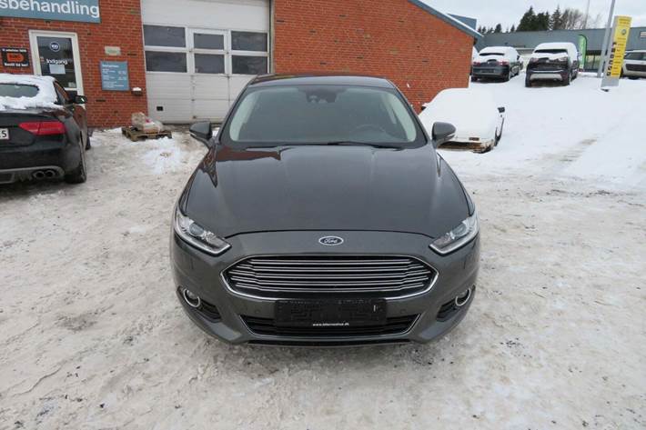 Grå Ford Mondeo fra 2017