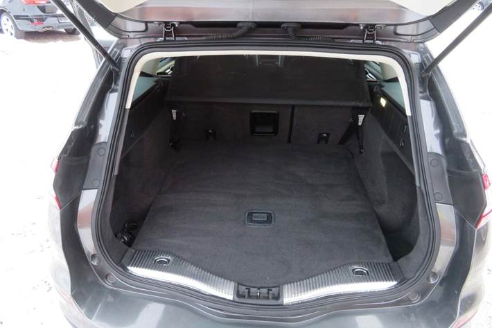 Grå Ford Mondeo fra 2017