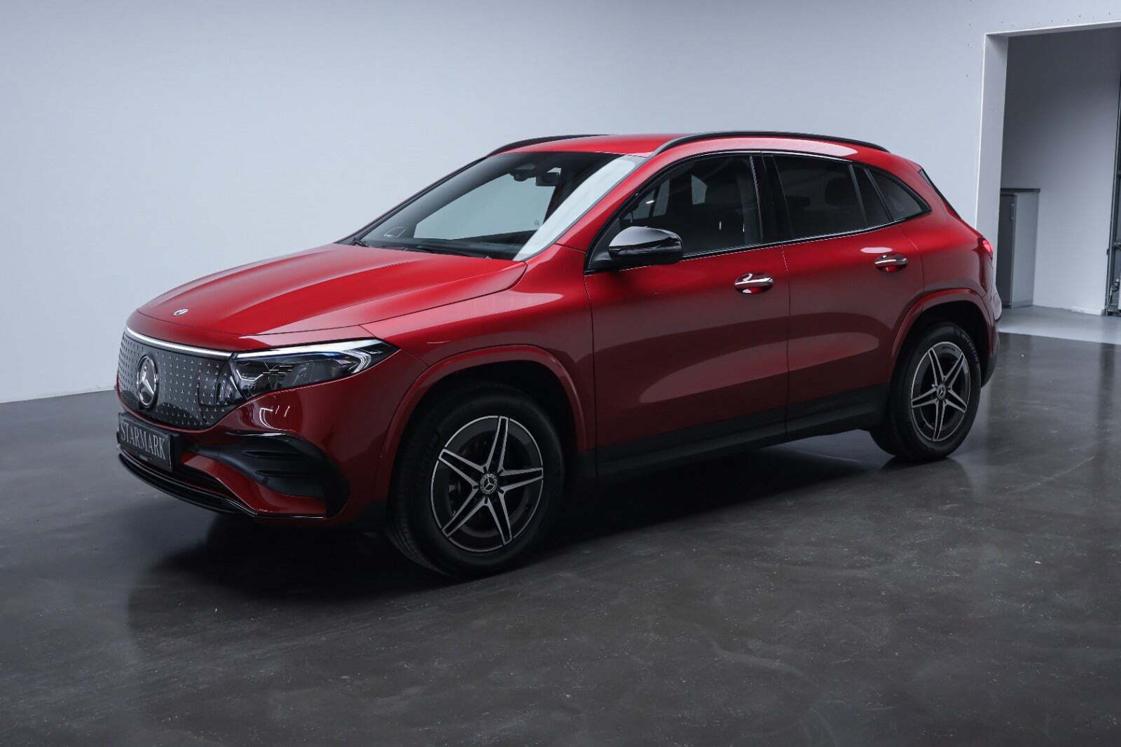 Rød Mercedes EQA250+ fra 2025
