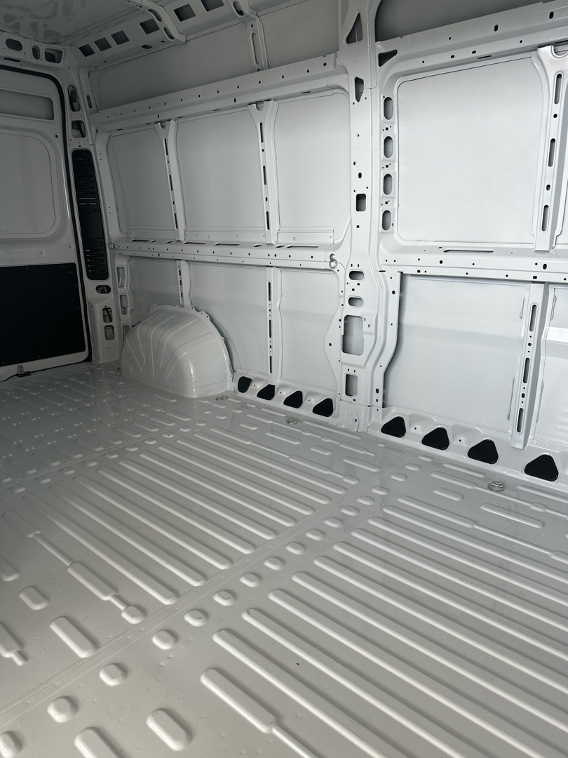 Hvid Peugeot Boxer fra 2025