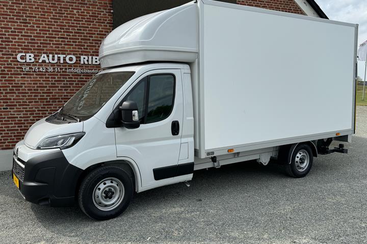 Hvid Opel Movano fra 2025