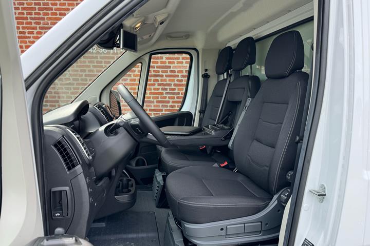 Hvid Opel Movano fra 2025