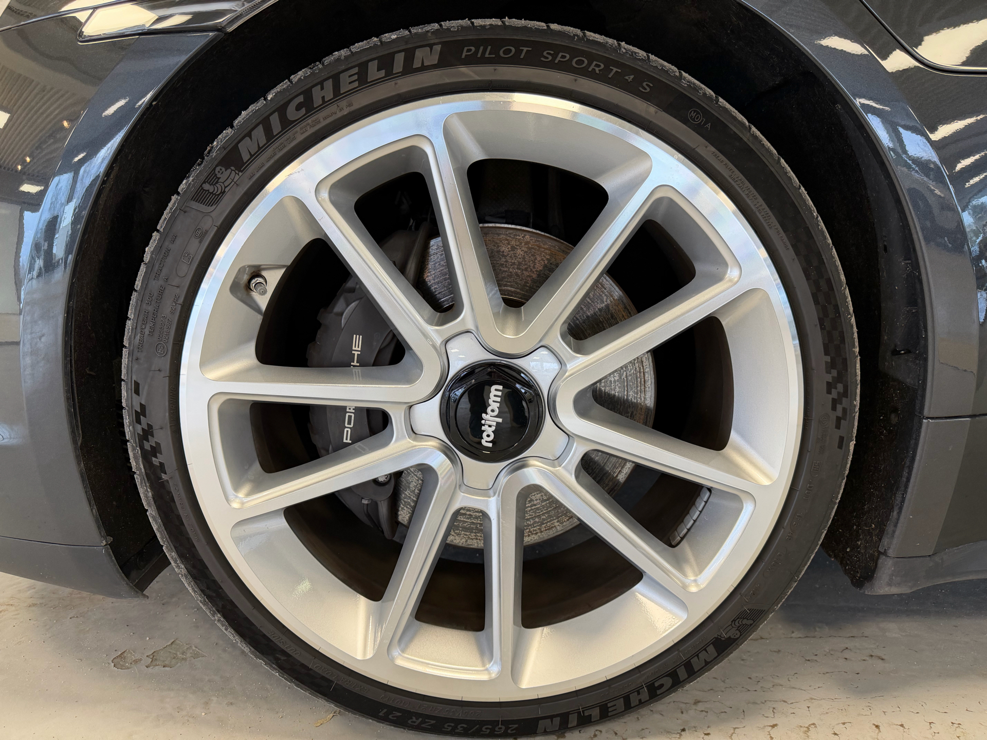 Grå Porsche Taycan fra 2022