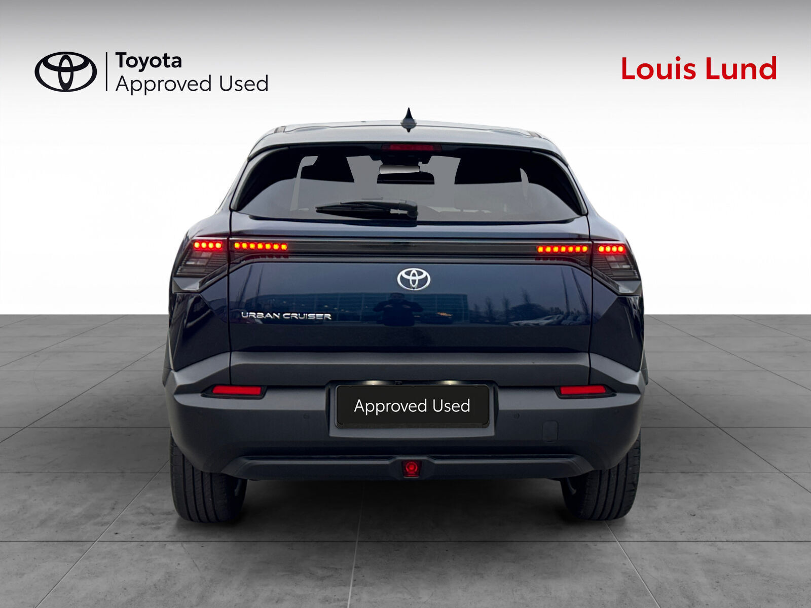 Blå Toyota Urban Cruiser fra 2026 set udefra