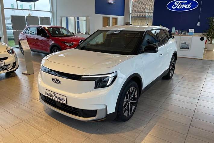 Hvid Ford Explorer fra 2025 set udefra