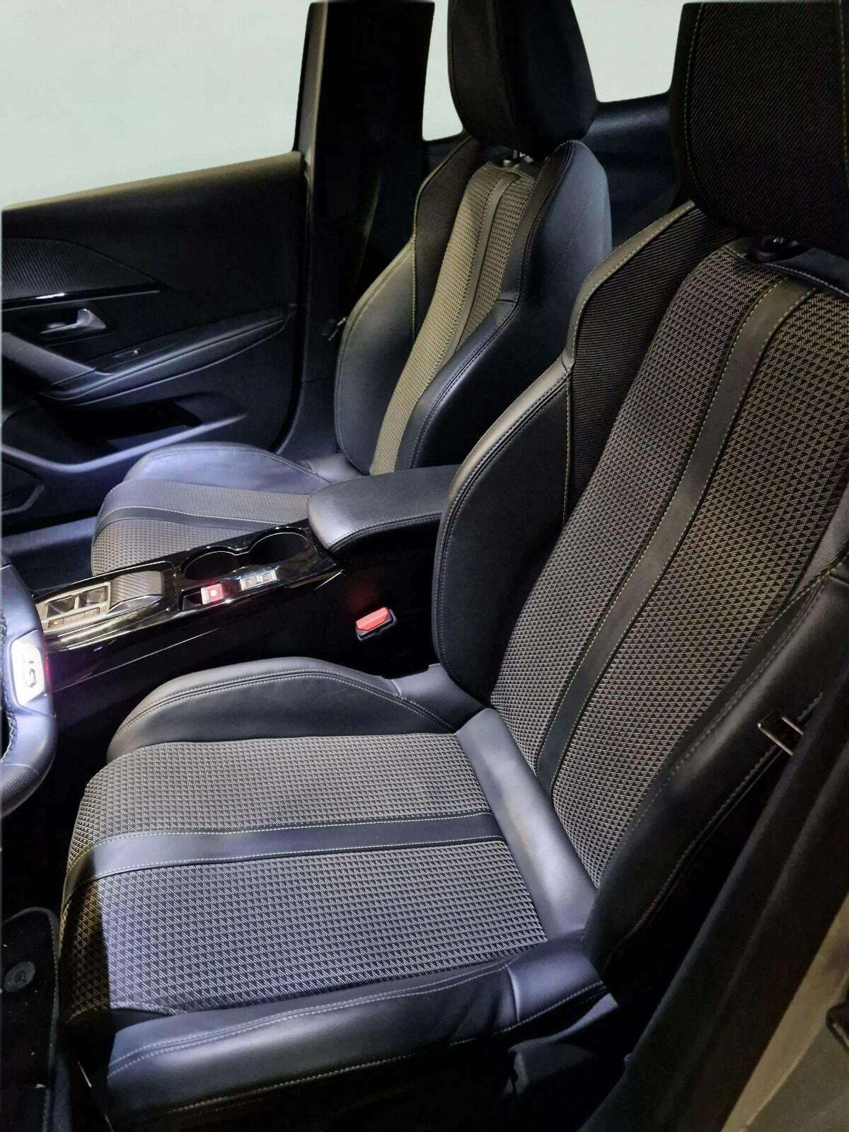 Peugeot e-208 50 GT Sky