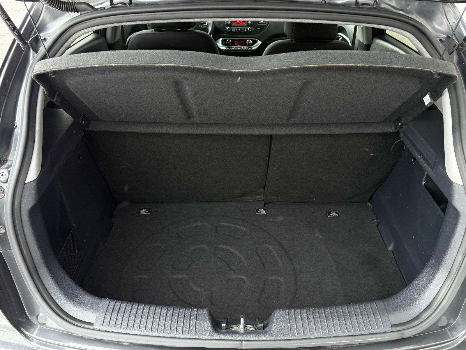 Grå Kia Rio fra 2014