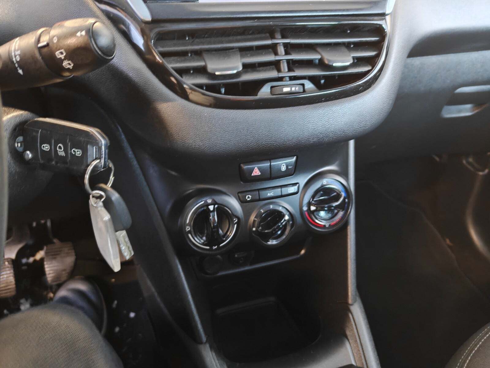 Gul Peugeot 208 fra 2014