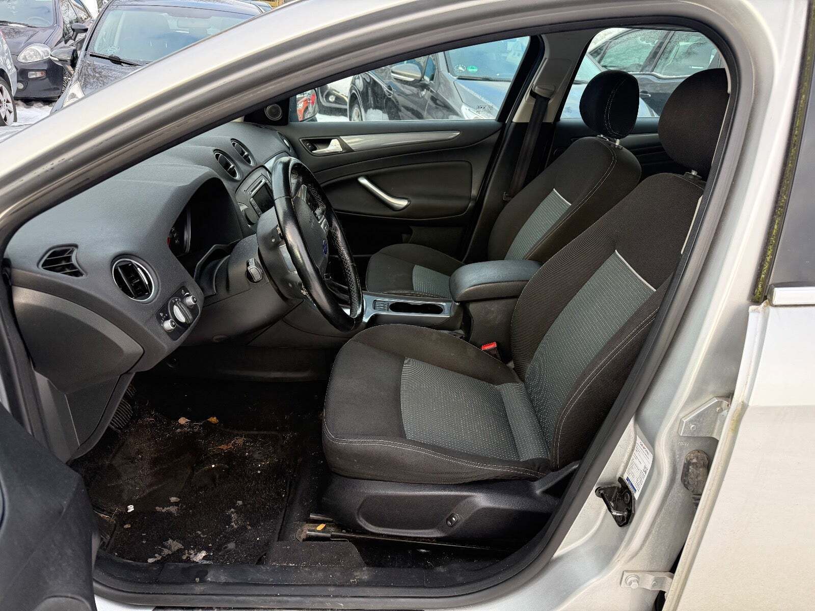 Sølv Ford Mondeo fra 2012