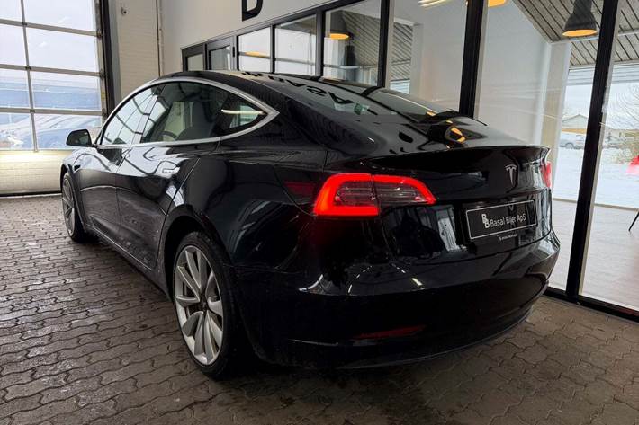 Sort Tesla Model 3 fra 2019