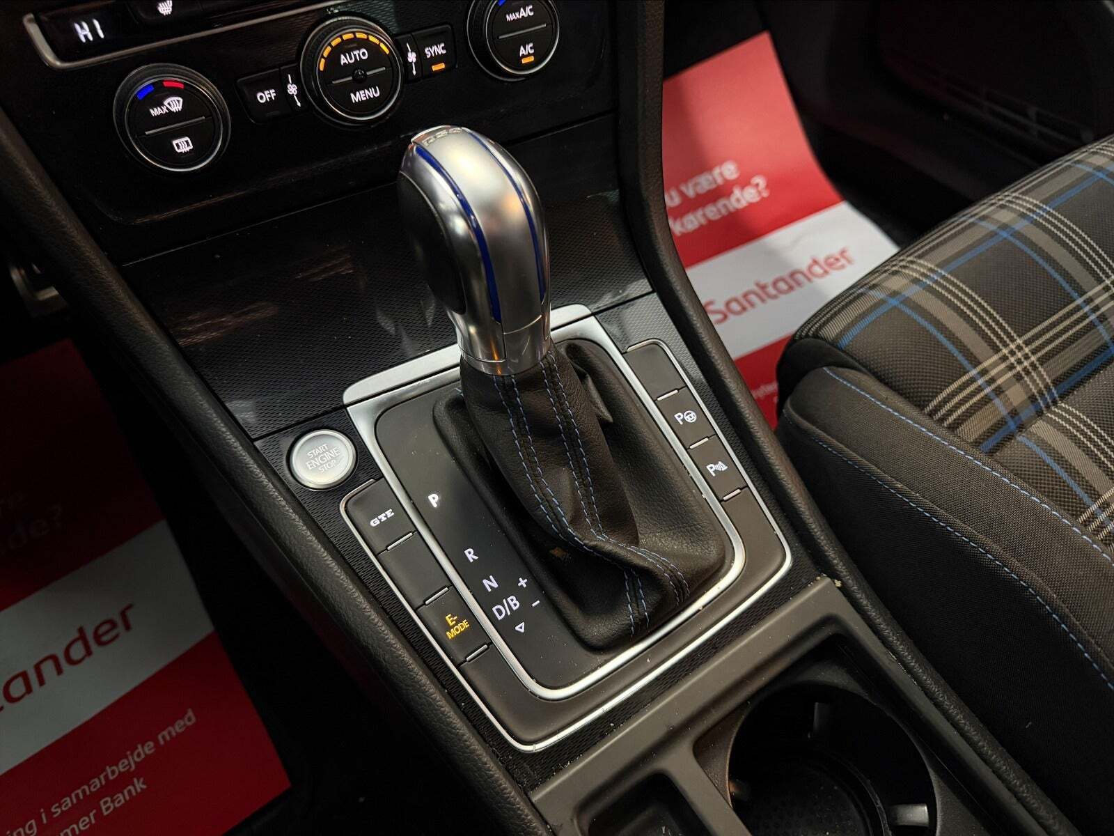 Grå VW Golf VII fra 2015