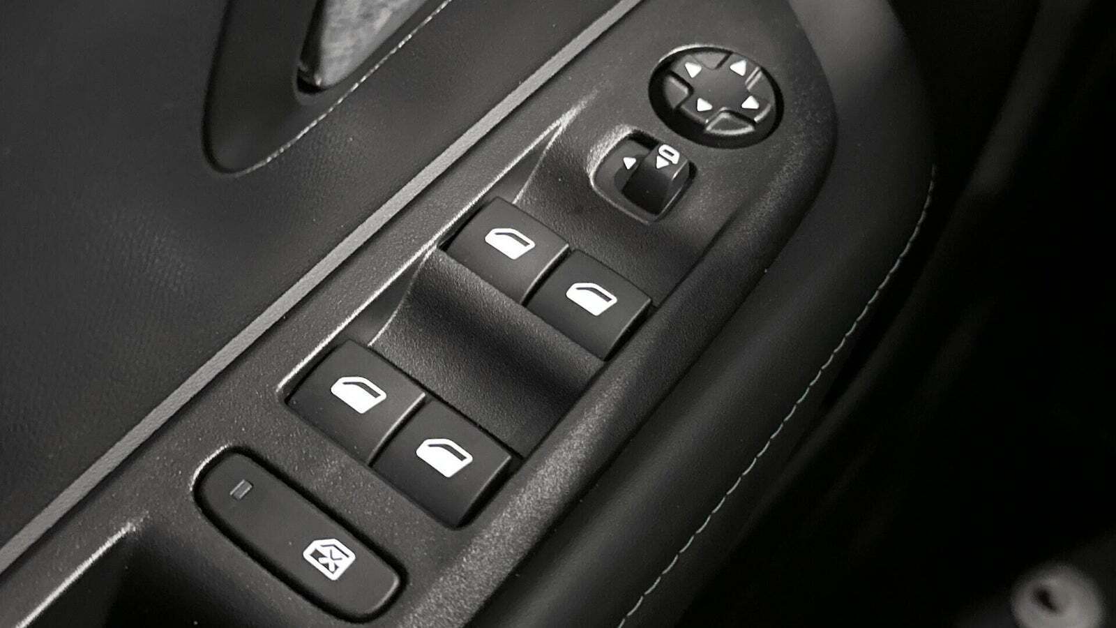 Hvid Peugeot e-208 fra 2023