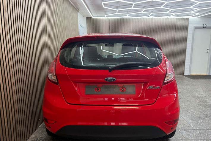 Rød Ford Fiesta fra 2017
