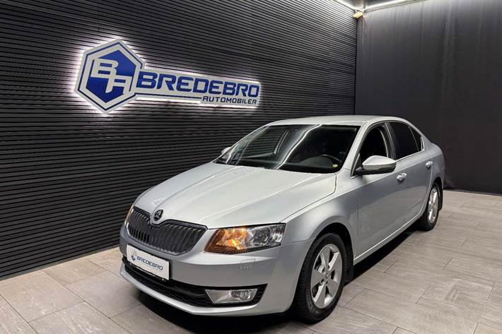 Grå Skoda Octavia fra 2015 set udefra