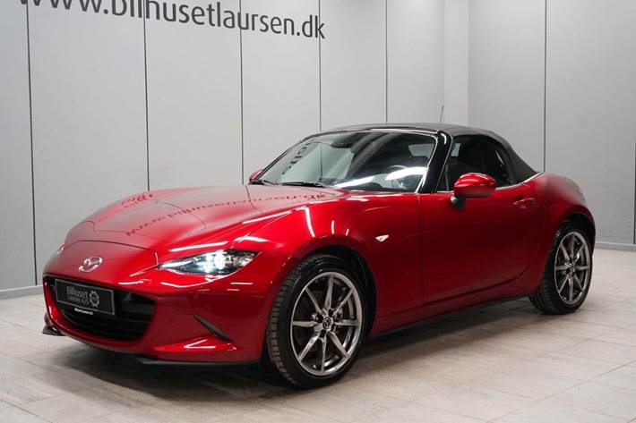Rød Mazda MX-5 fra 2022 set udefra