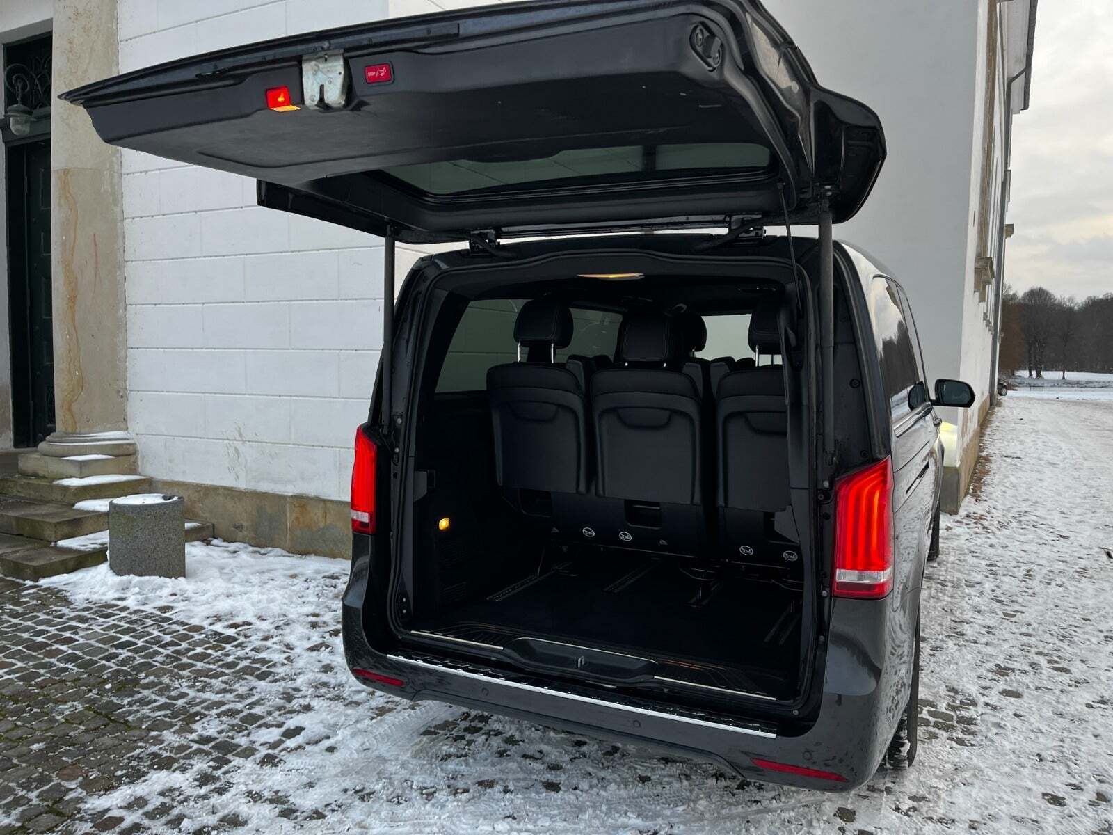 Grå Mercedes EQV300 fra 2020