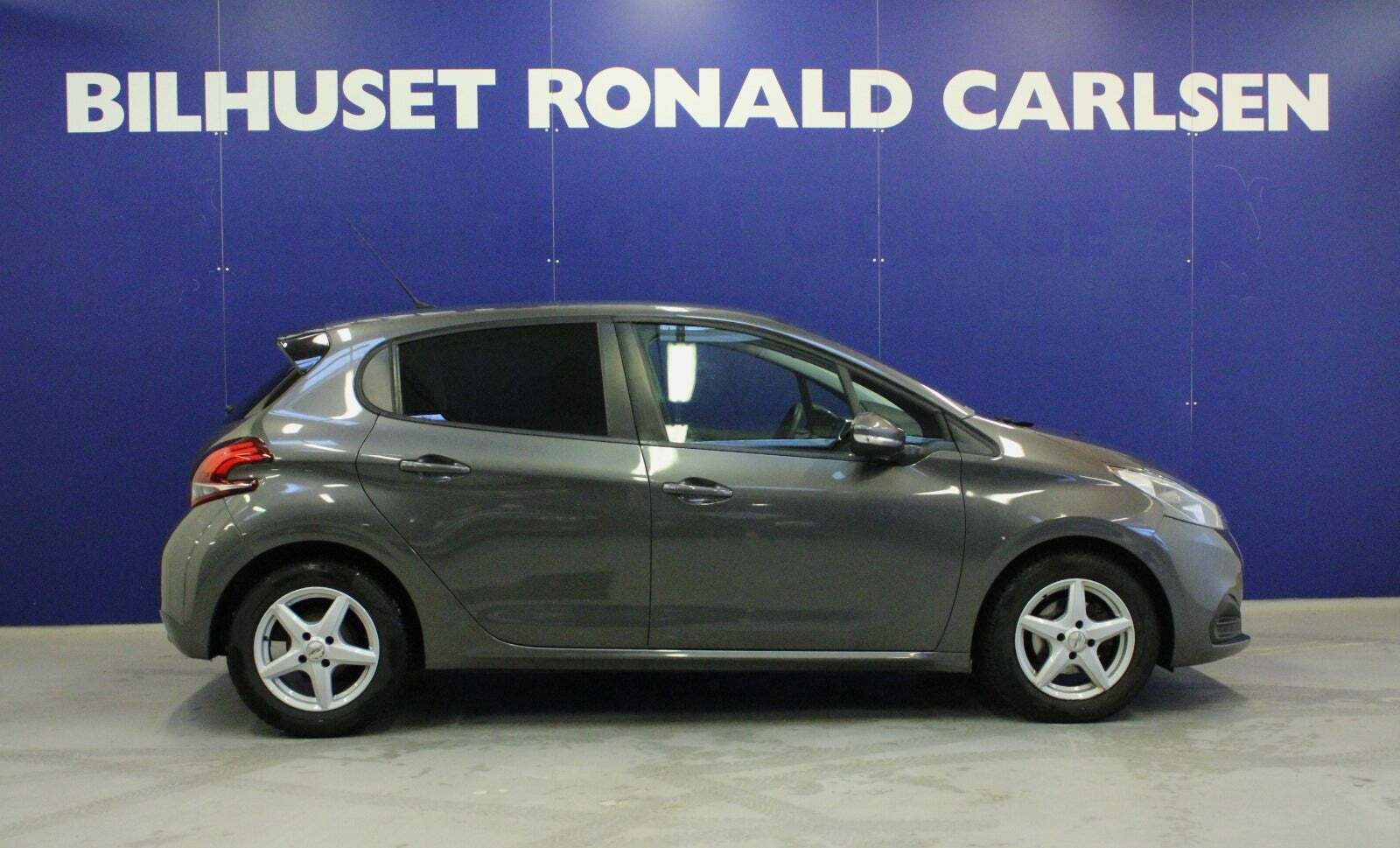 Grå Peugeot 208 fra 2018