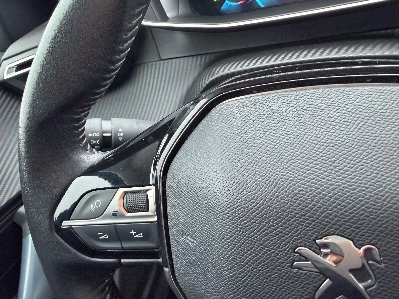 Blå Peugeot e-2008 fra 2021