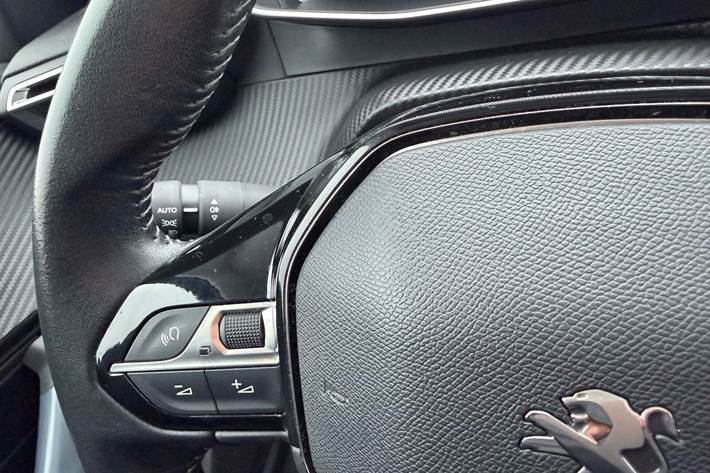 Blå Peugeot e-2008 fra 2021