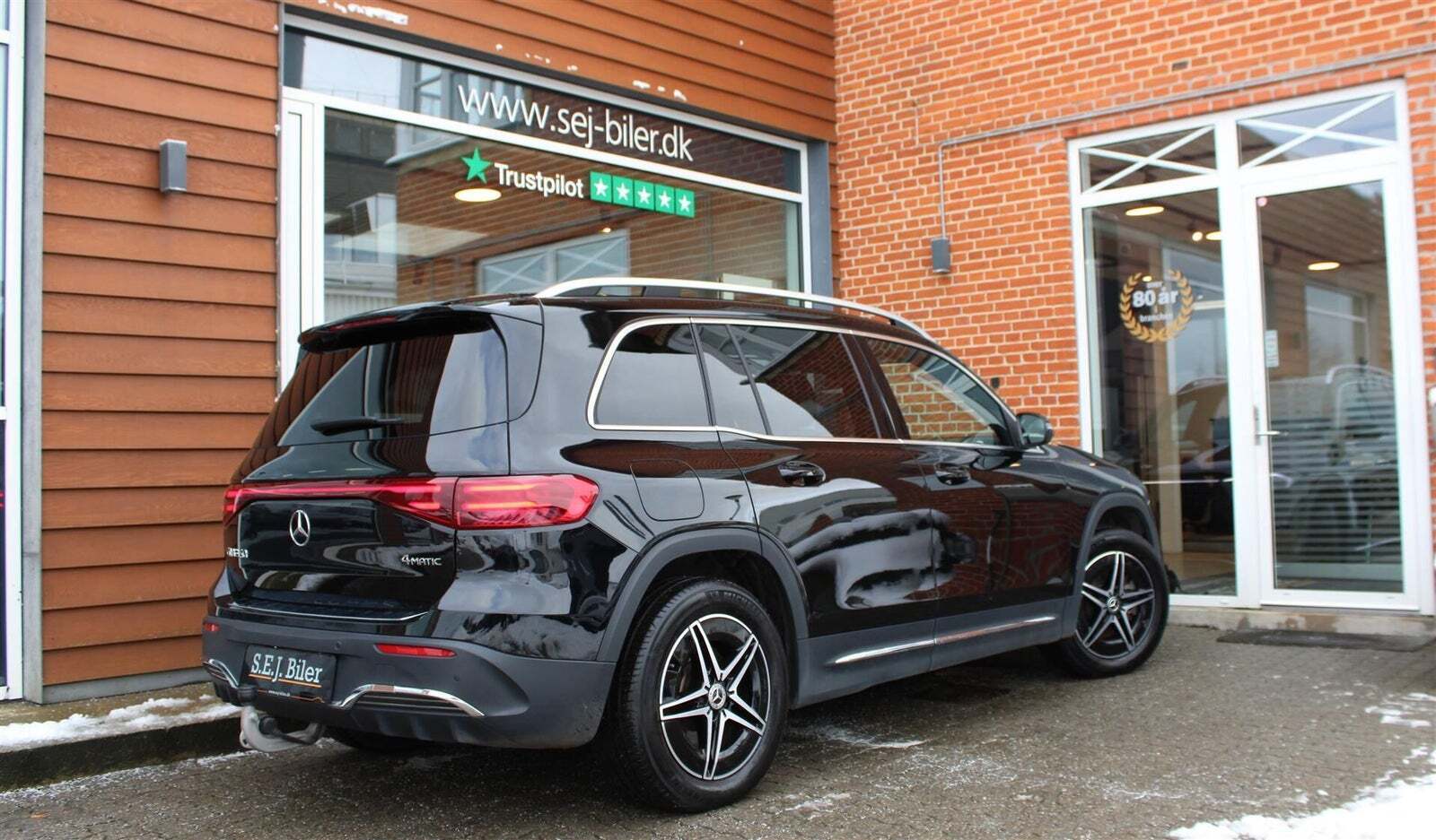 Sort Mercedes EQB350 fra 2024