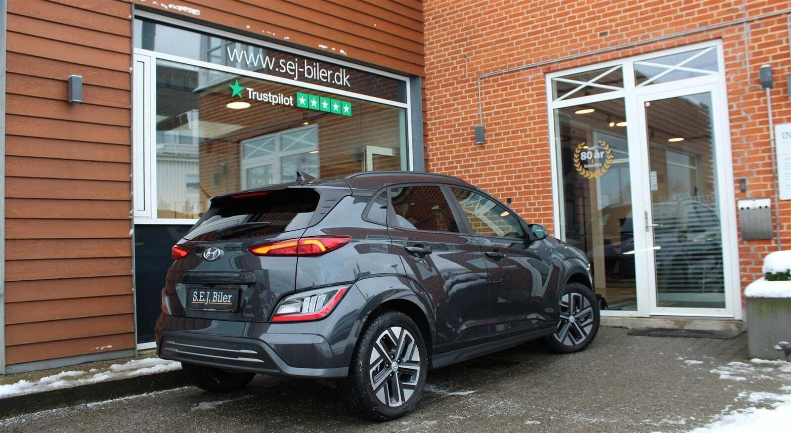 Grå Hyundai Kona fra 2021