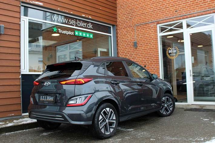 Grå Hyundai Kona fra 2021