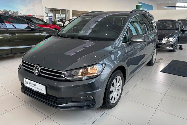 Grå VW Touran fra 2020 set udefra