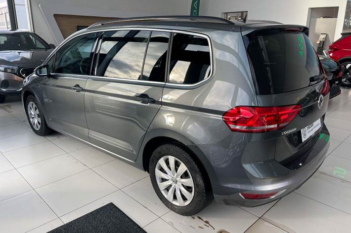 Grå VW Touran fra 2020