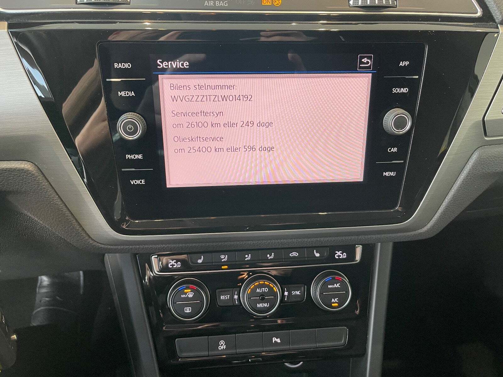 Grå VW Touran fra 2020