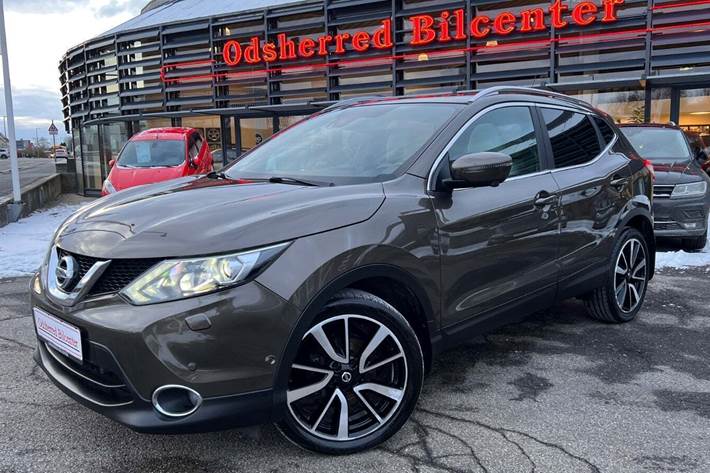 Brun Nissan Qashqai fra 2017 set udefra