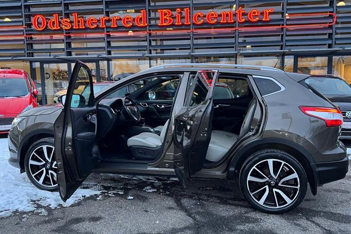 Brun Nissan Qashqai fra 2017