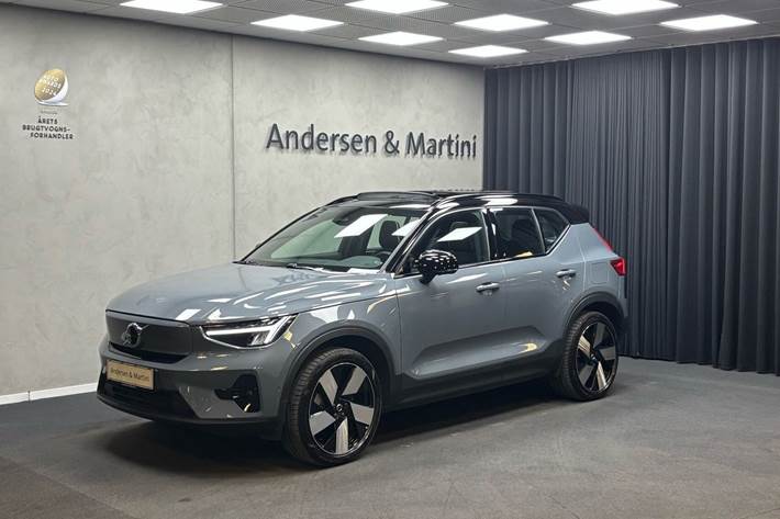 Grå Volvo XC40 fra 2023 set udefra