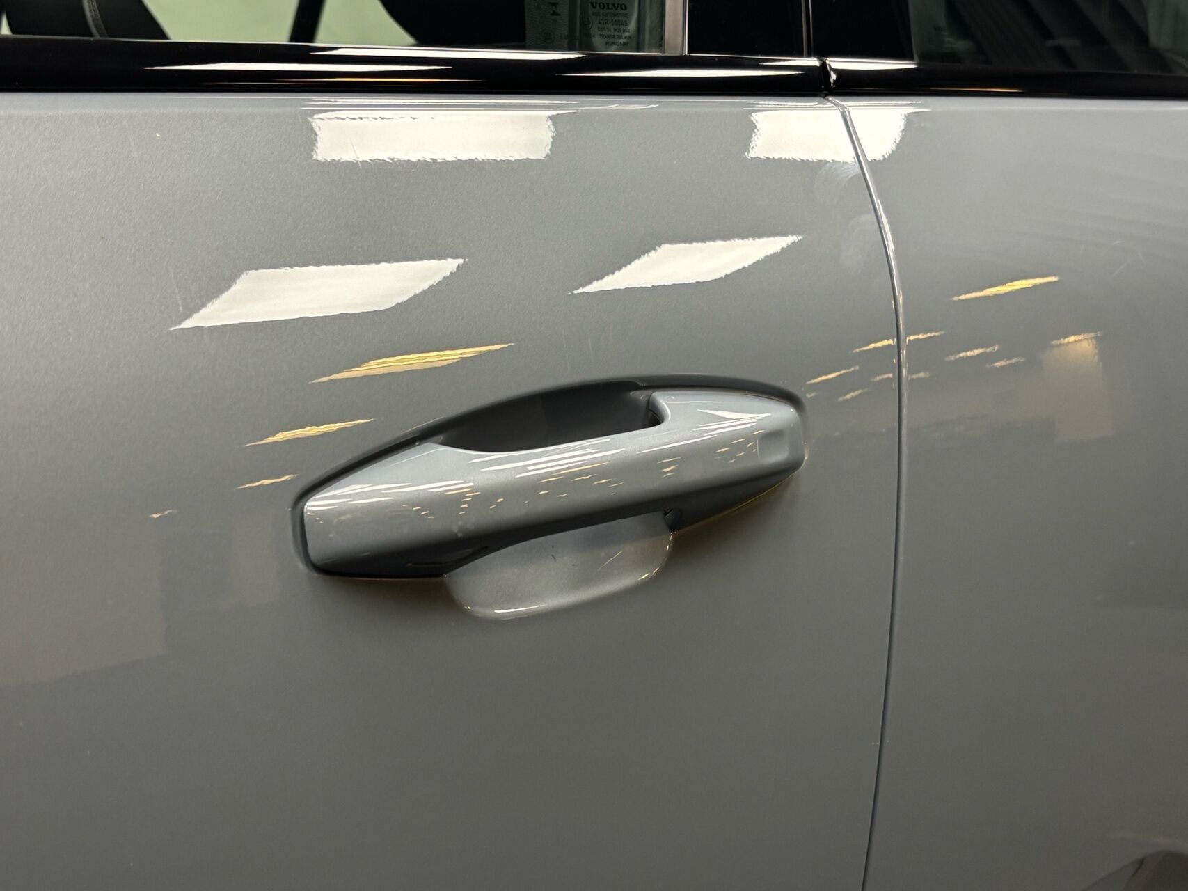 Grå Volvo XC40 fra 2023