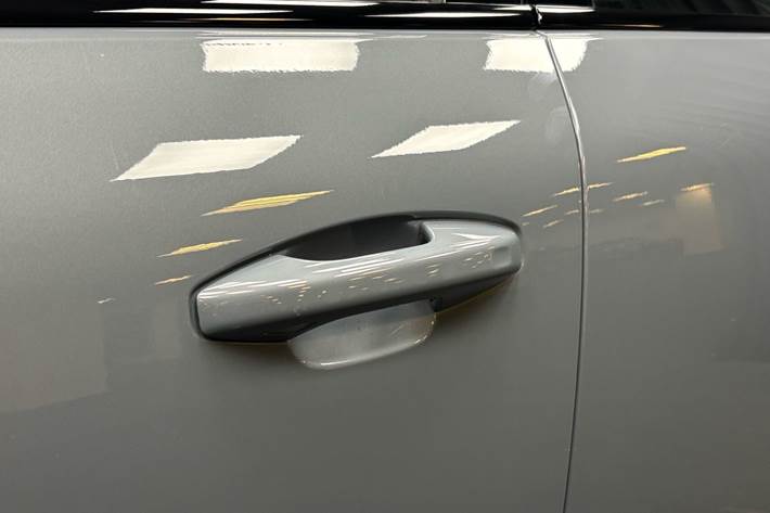 Grå Volvo XC40 fra 2023