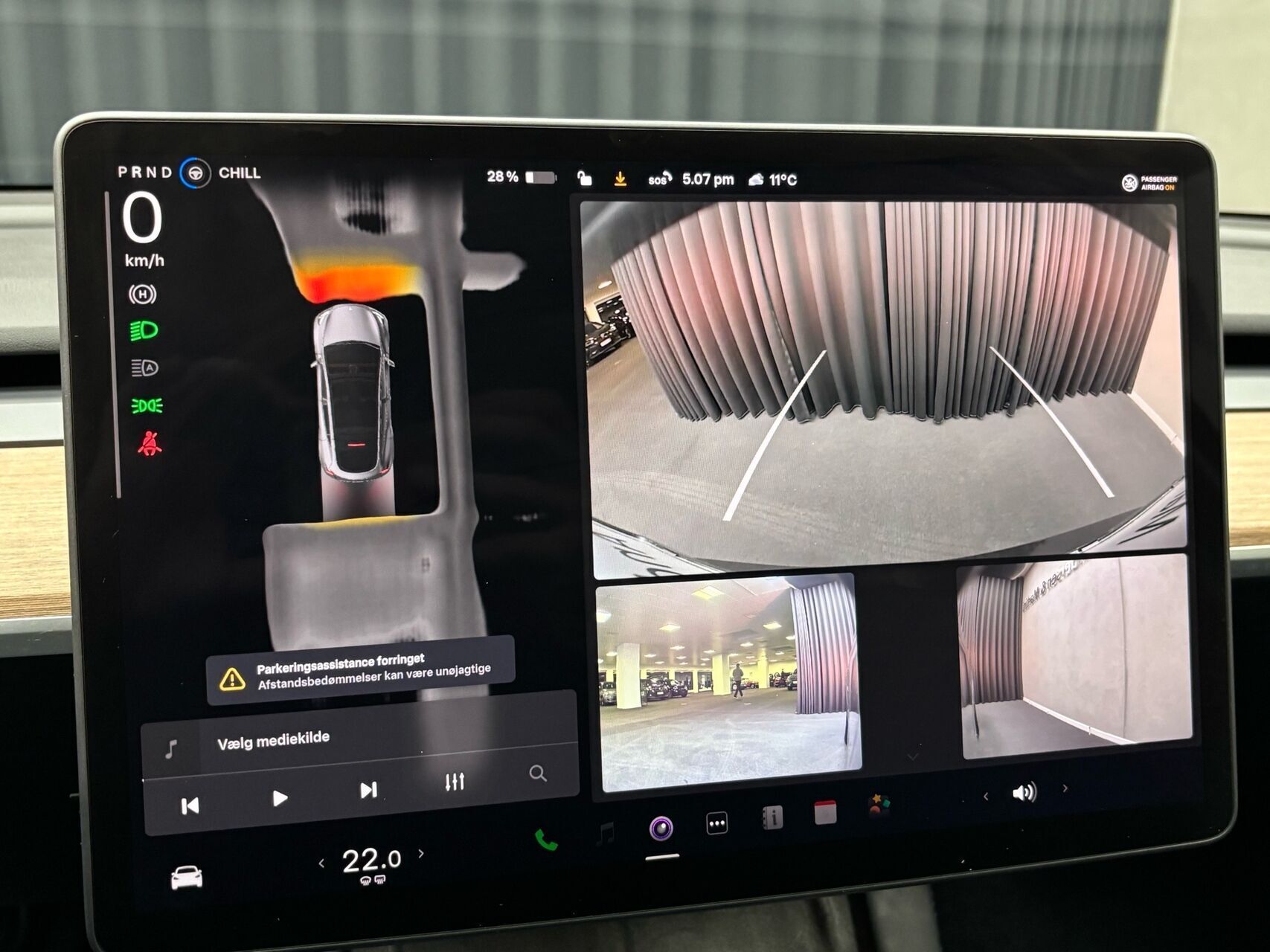 Grå Tesla Model Y fra 2024