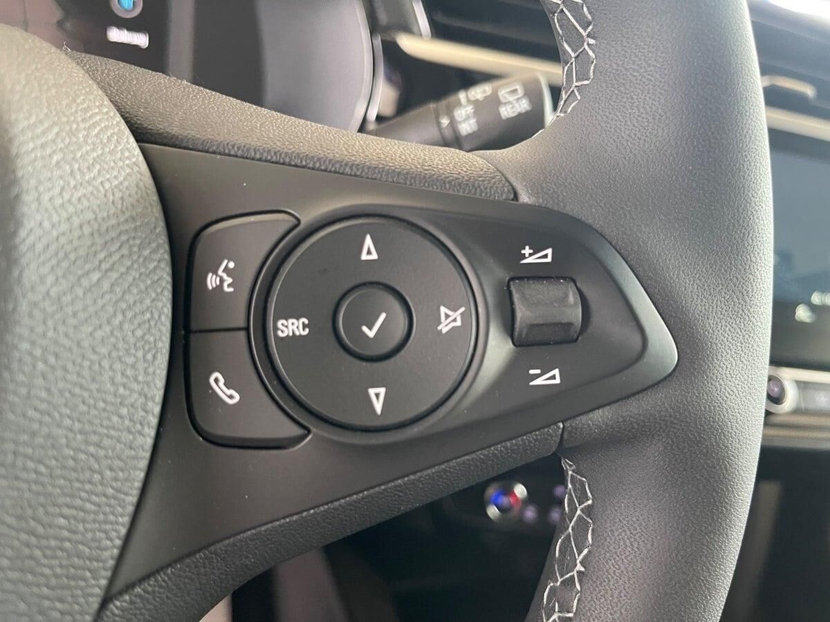 Grå Opel Corsa-e fra 2023