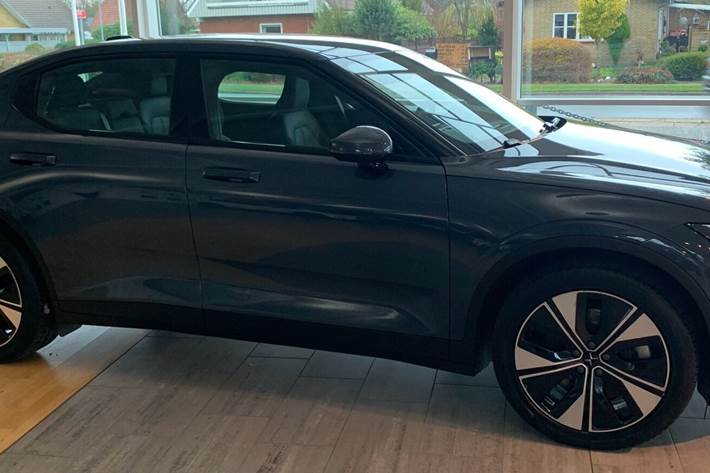 Blå Polestar 2 fra 2023