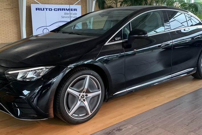Sort Mercedes EQE 350+ fra 2024 set udefra